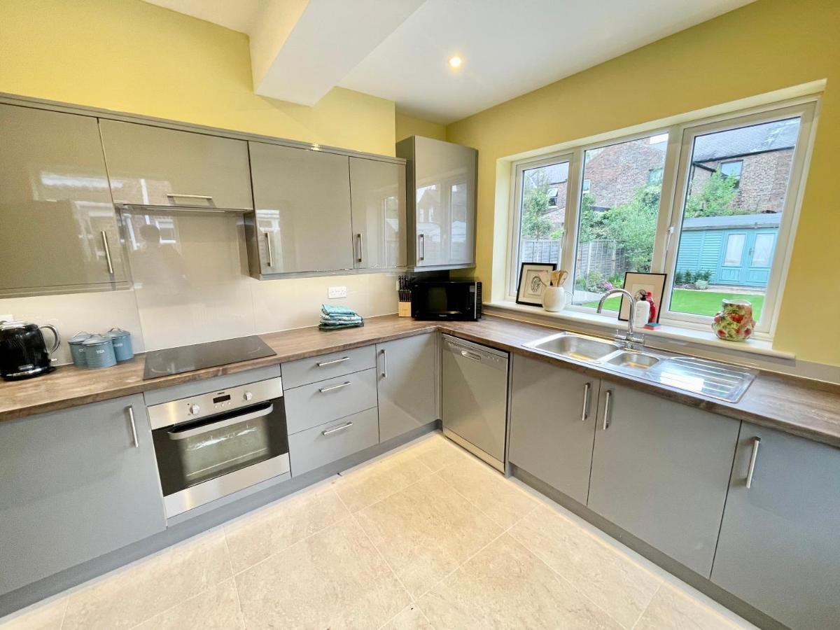 Central Townhouse With Free Off Road Parking And Garden York Extérieur photo