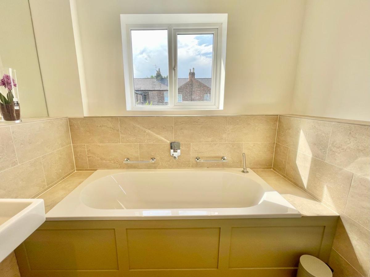 Central Townhouse With Free Off Road Parking And Garden York Extérieur photo