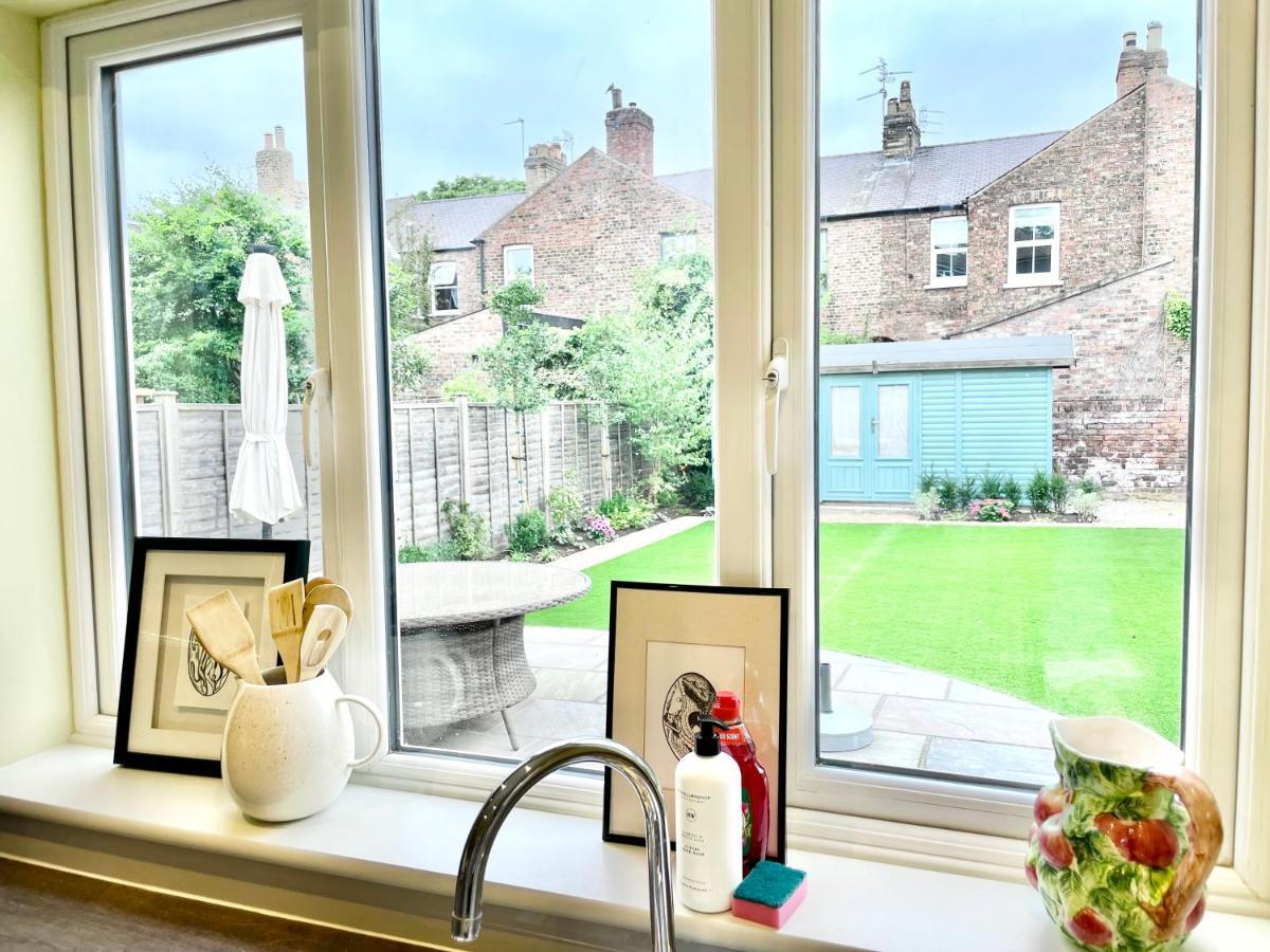 Central Townhouse With Free Off Road Parking And Garden York Extérieur photo