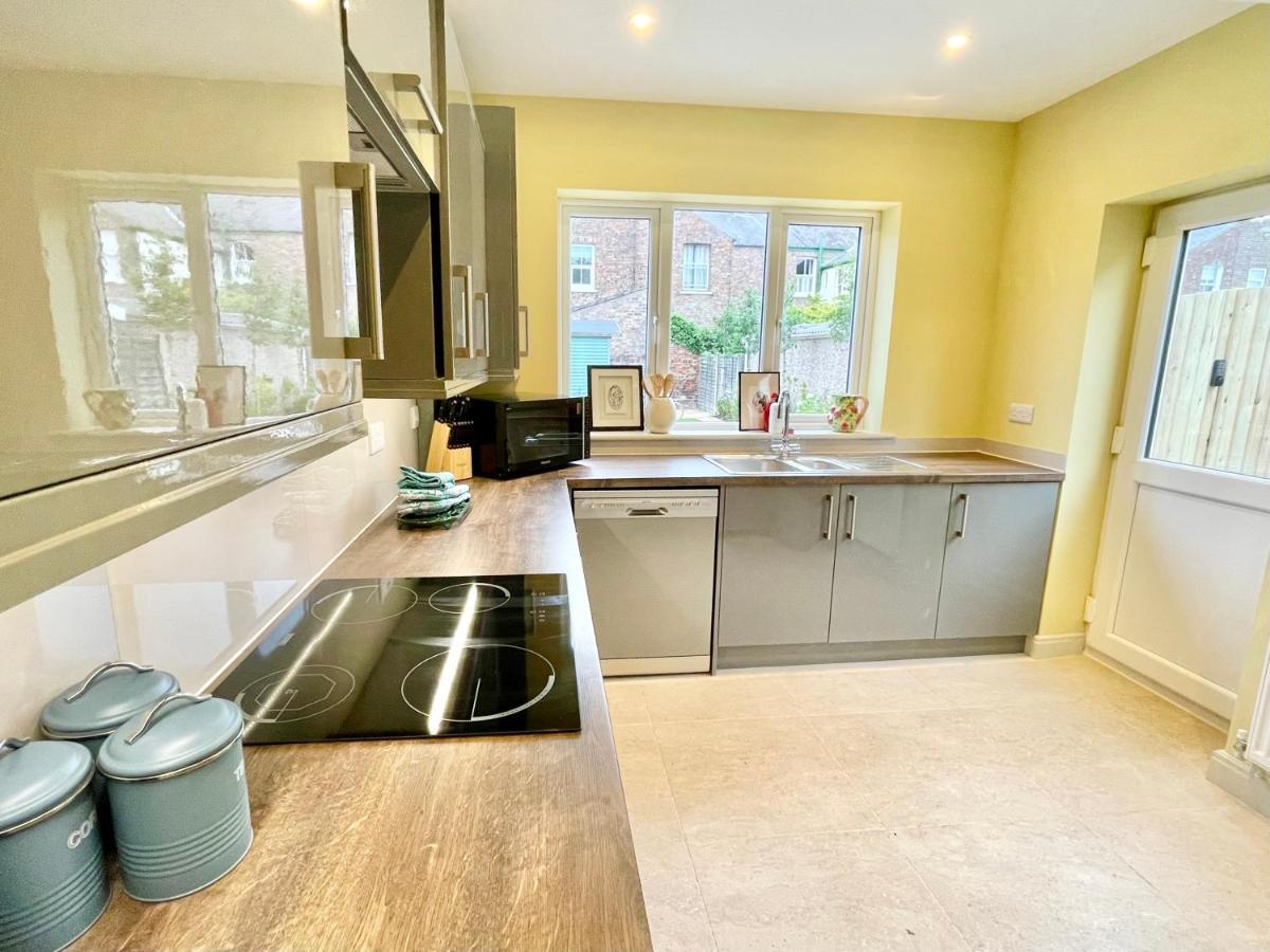 Central Townhouse With Free Off Road Parking And Garden York Extérieur photo