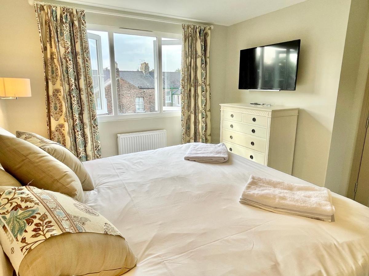 Central Townhouse With Free Off Road Parking And Garden York Extérieur photo